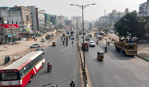 Chanda Nagar Main Road Wide view of Chanda Nagar Main Road showing seamless connectivity and access to Prestige Golden Grove in Hyderabad